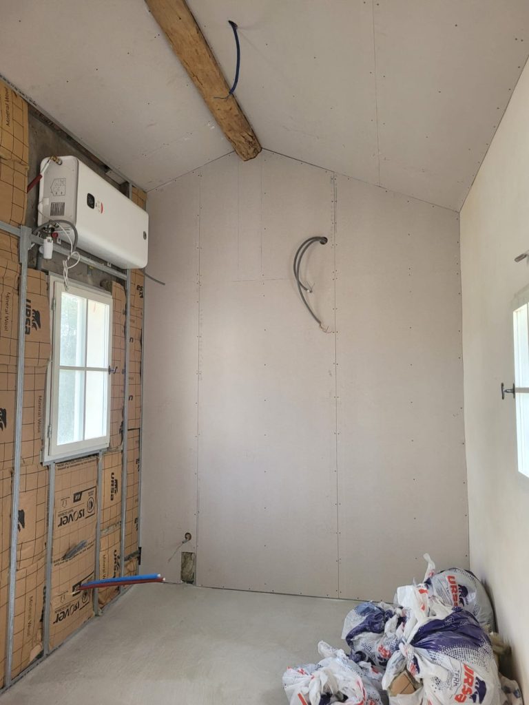 Doublage mur double pente en plaque de plâtre placo BA13 par notre plaquiste de Saint-Gilles dans le Gard