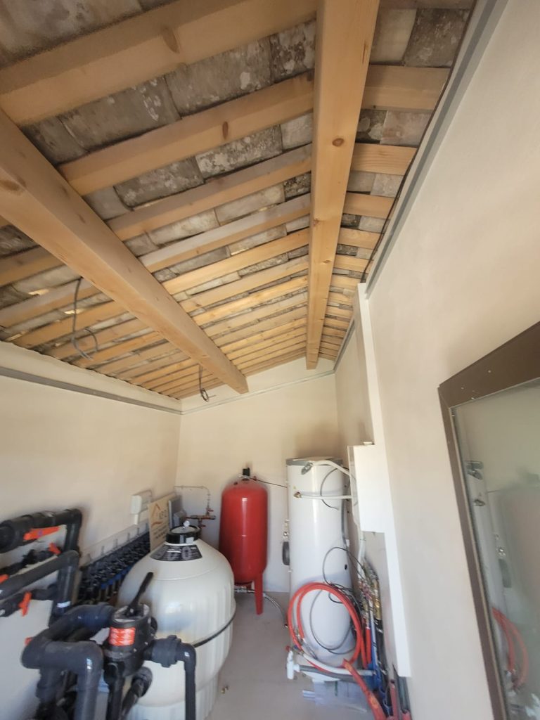 Local technique avant la réalisation d'un plafond rampant par notre plaquiste de St-Gilles Saint-Gilles