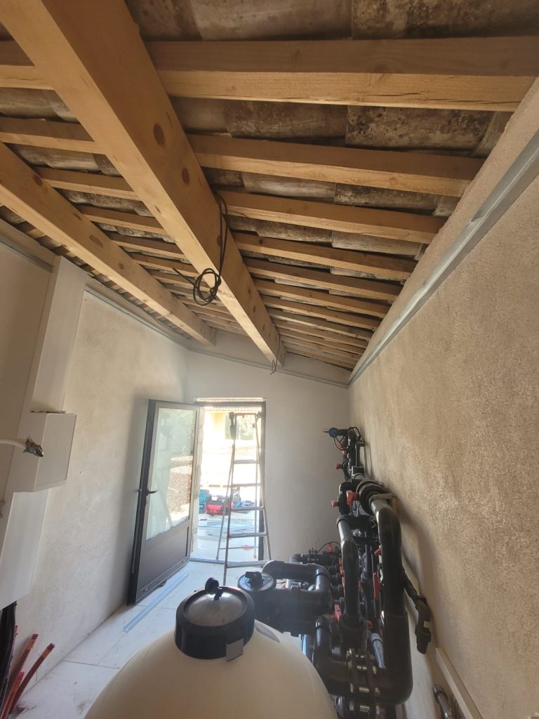 Local technique plafond rampant à isoler en laine de verre et placo plâtre sur Nîmes, Arles, St-Gilles