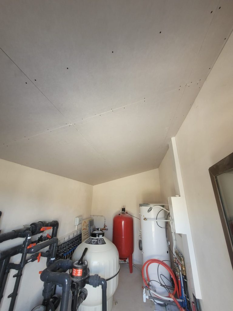 Plafond rampant en plaque de plâtre, placo, plaquiste dans le Gard et isolation laine de verre