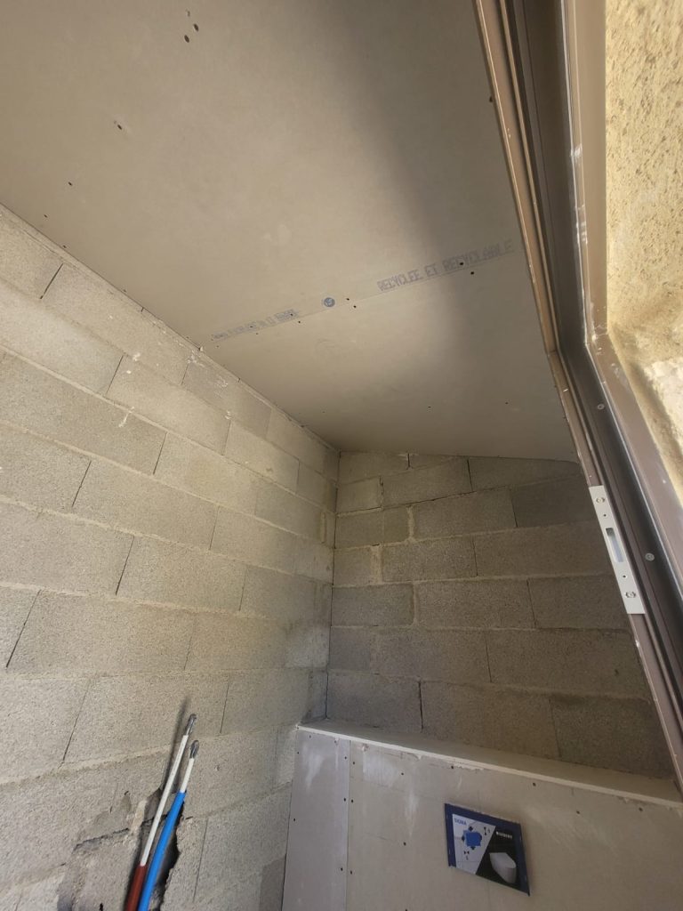 Habillage WC suspendu en placo BA13 plaque de plâtre St-Gilles plaquiste Julien BARON