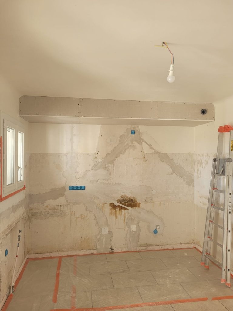 Soubassement de cuisine réalisé par notre plaquiste de Saint-Gilles Gard 30 en plaque de plâtre BA13