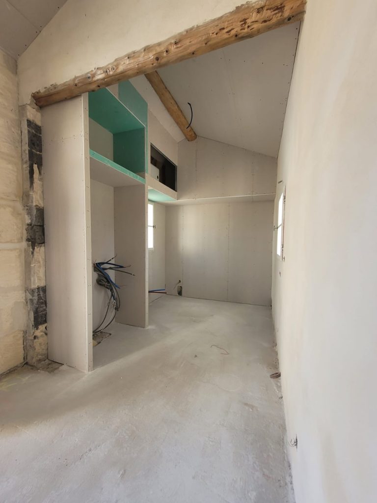 Soubassement cuisine et plafond double pente plaquiste St-Gilles dans le Gard, Camargue