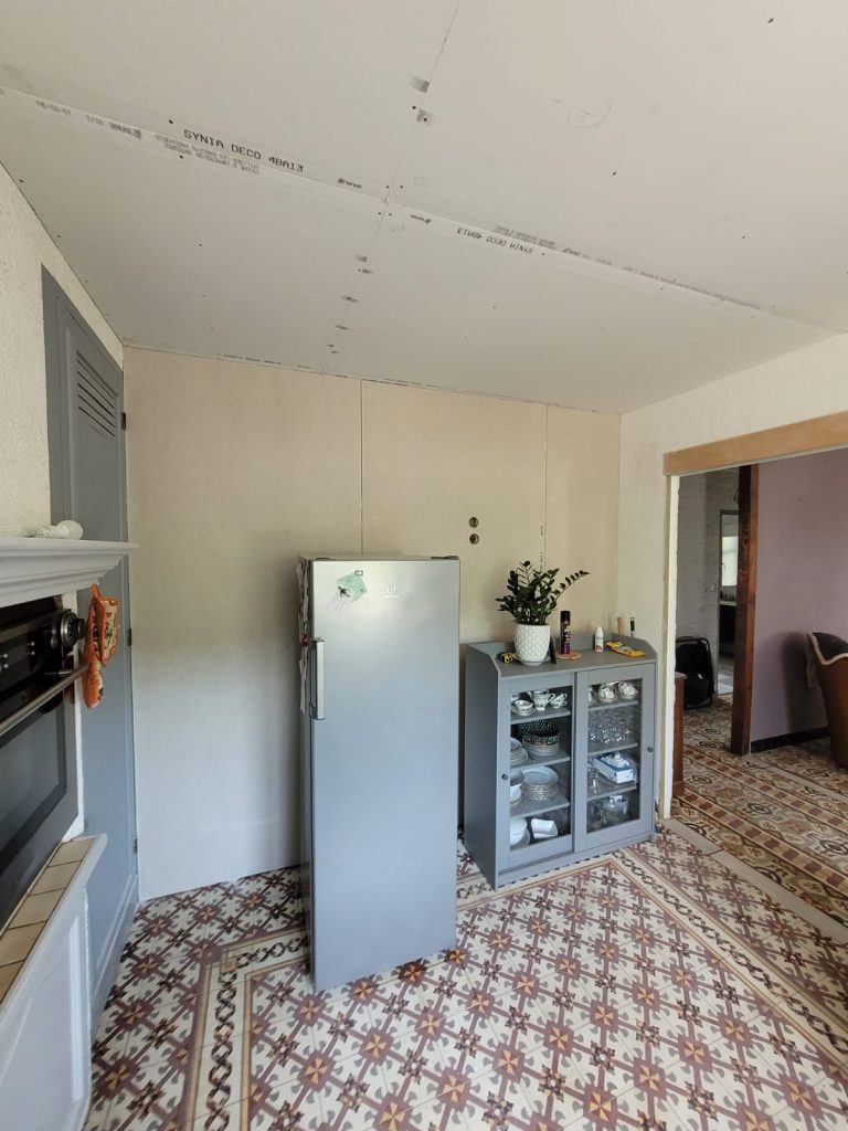 BA13 collé dans une cuisine par un plaquiste vers Manduel et Garons