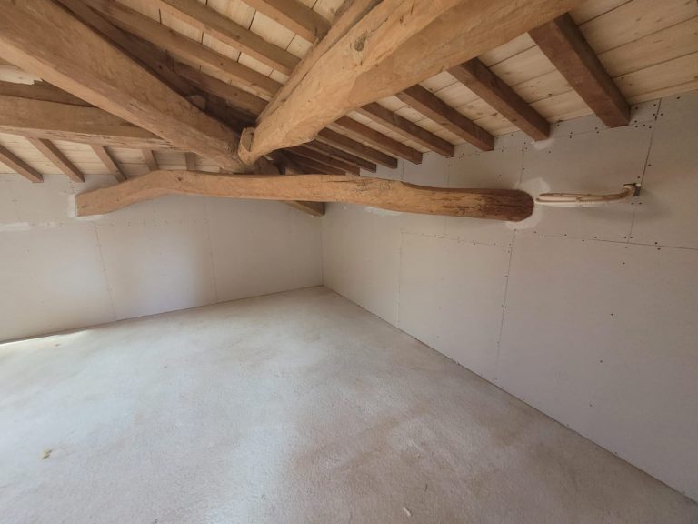 Doublage murs et plafond avec découpage poutres
