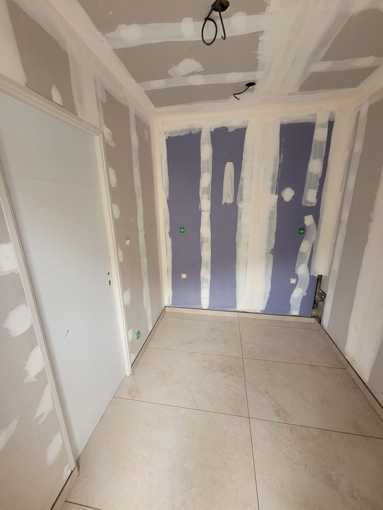 Création d'une lingerie ou buanderie avec montage cloisons et faux plafond
