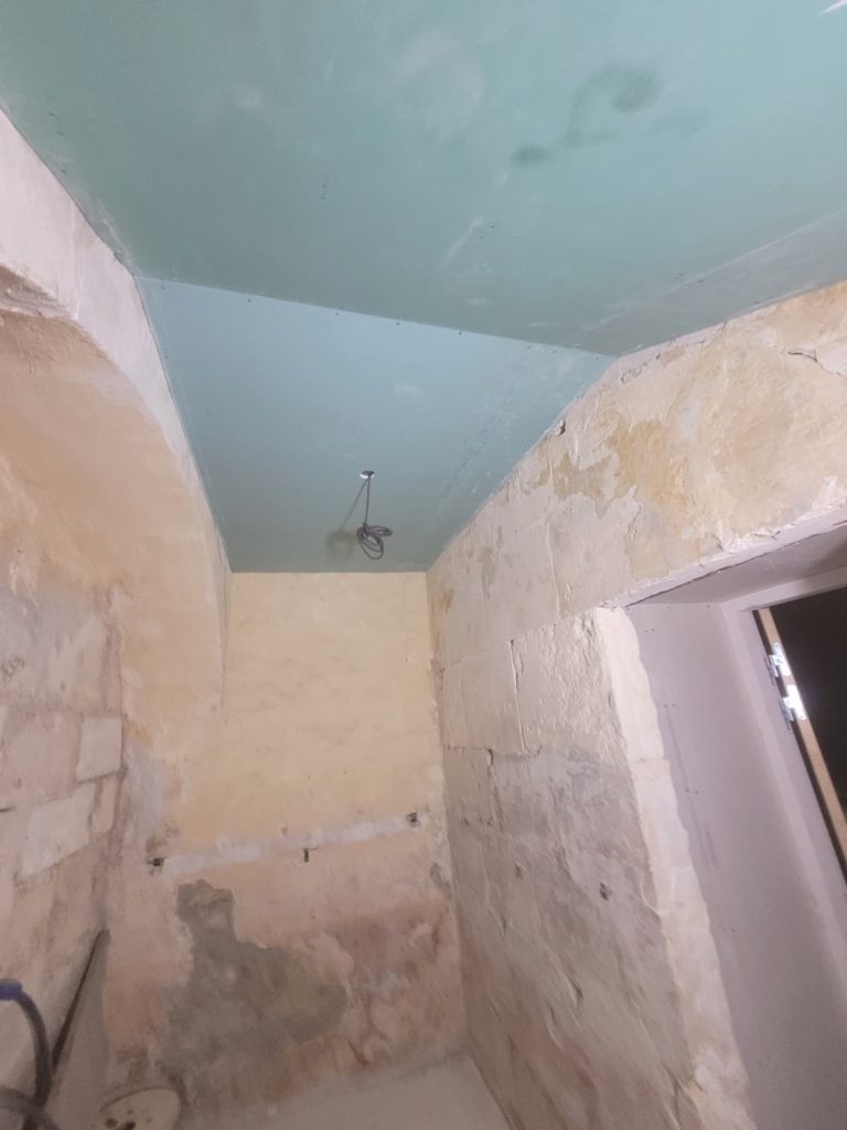découpes soigneuses en plafond