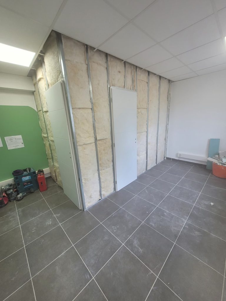création de cloisons pour cabinet de kinésithérapie par notre plaquiste de st-gilles